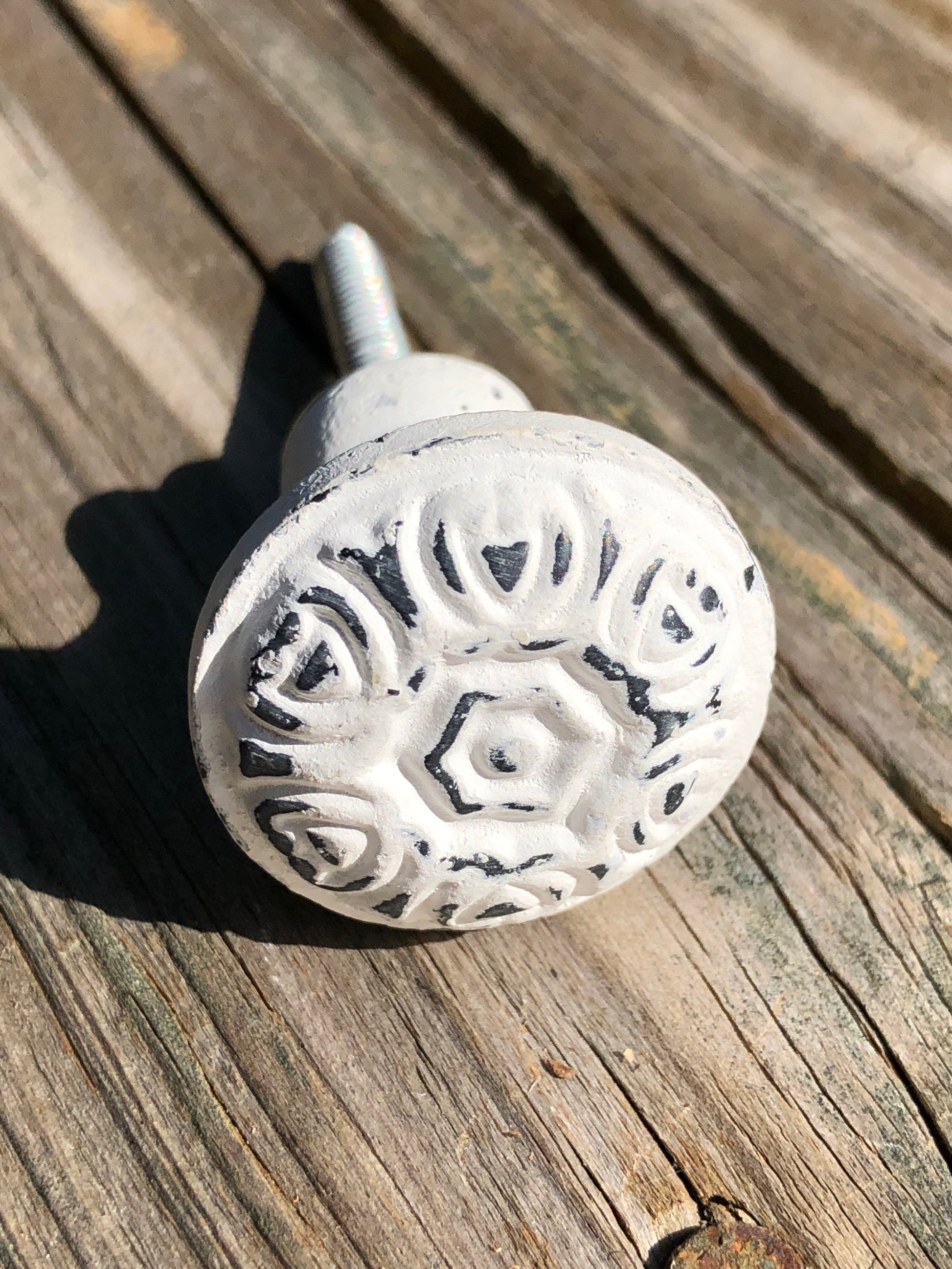 Cottage Chic Knobs / Drawer or Desk Knobs / Dresser Drawer Pulls / Distressed White Knobs / Shabby Chic Style / Cabinet Handles